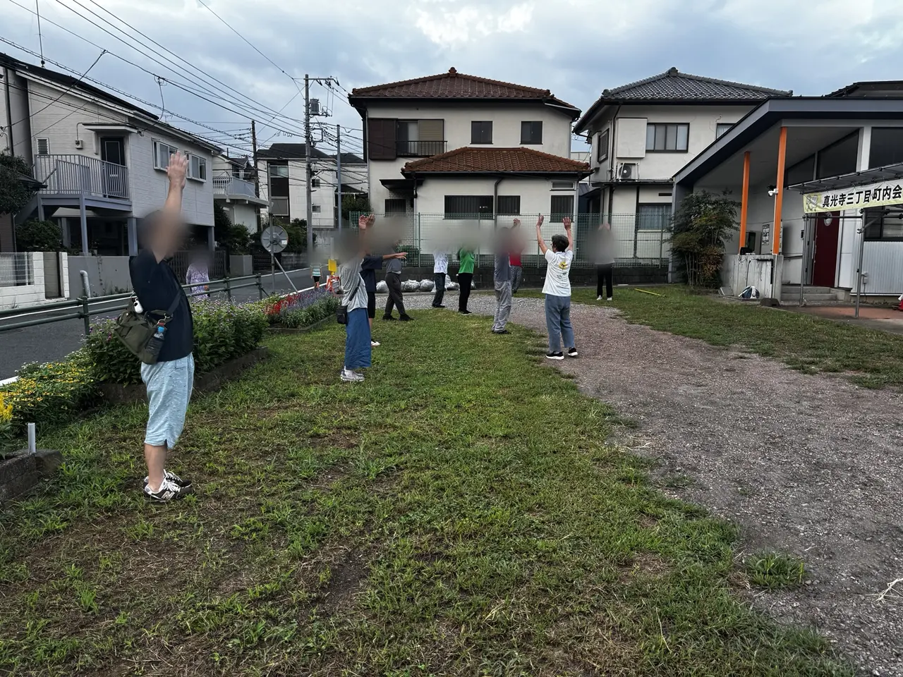 会館前の広場でラジオ体操をする参加者